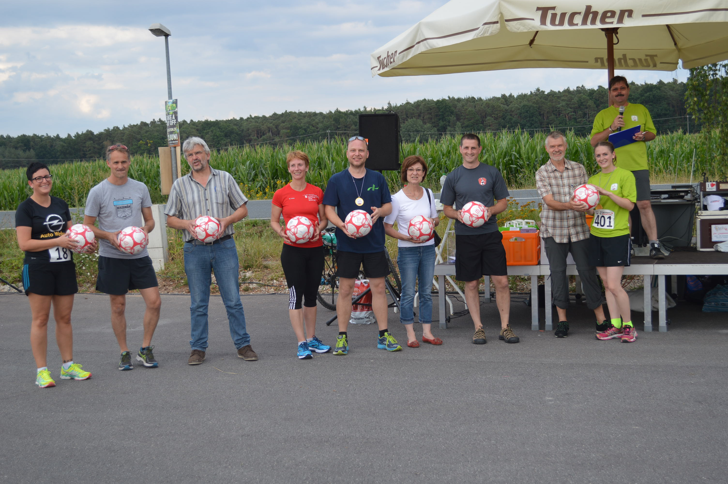  Übergabe je eines Fairen Frankenballs an die Fußballvereine und Schulen. 