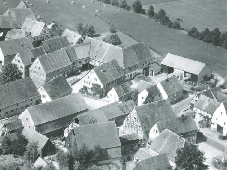  Die stattlichen Höfe von Heinersdorf, im Hintergrund die Zenn (1958). 